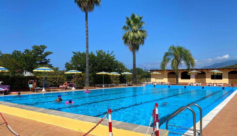 piscina a cinque corsie